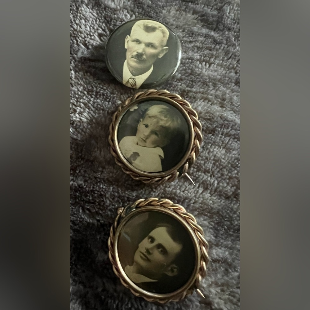 Vintage Pins - Picture 4 of 5